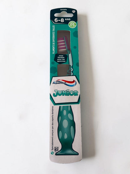 AQUAFRESH فرشاة أسنان جونيور